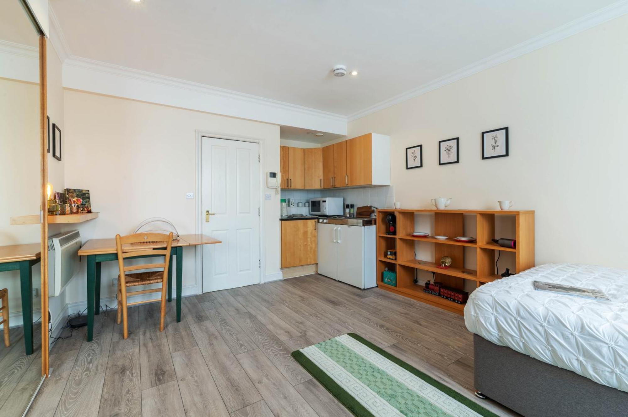 Art Deco Oasis: Hyde Park Adjacent Apartment London